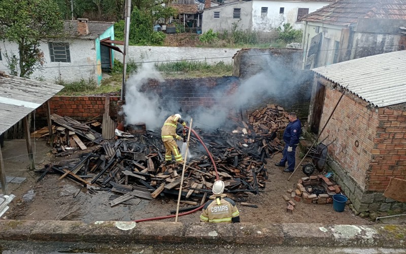 Corpo de Bombeiros apaga incêndio em residência na Floriano
