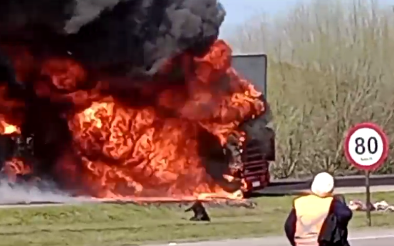 BR 116: Caminhão bate em máquina de reparo de asfalto e pega fogo