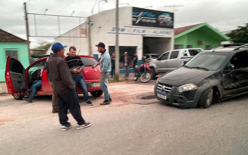 Acidente na Av. Nono Centeno com danos materiais