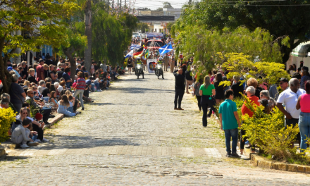 ZICK-ZACK: Desfile da 34ª Südoktoberfest reuniu centenas, milhares de pessoas pelas ruas de São Lourenço do Sul