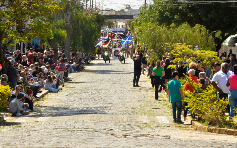 ZICK-ZACK: Desfile da 34ª Südoktoberfest reuniu centenas, milhares de pessoas pelas ruas de São Lourenço do Sul
